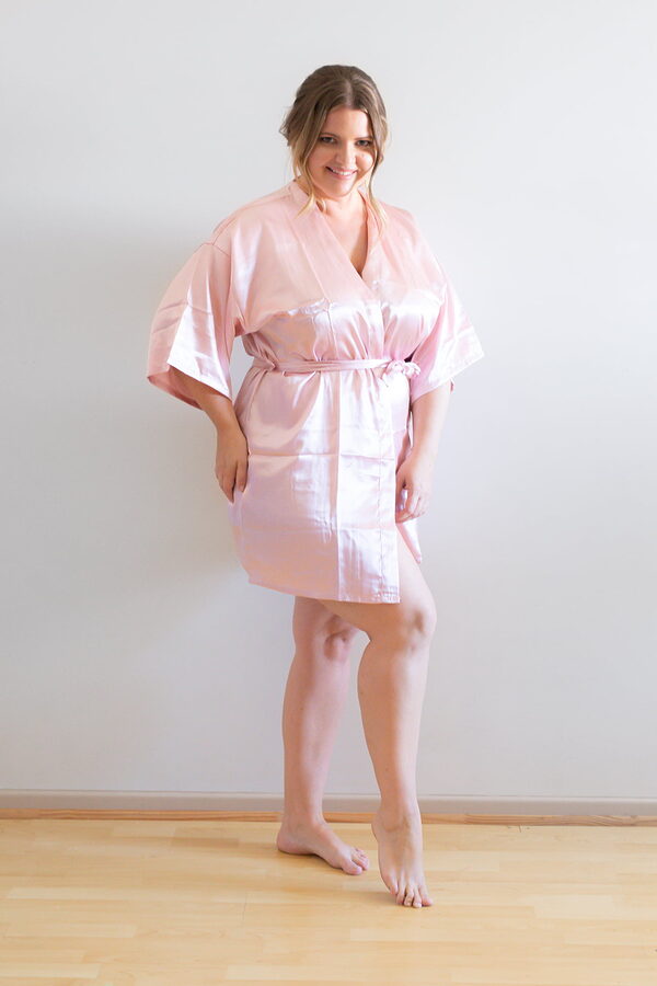 EvieBridesmaidsRobeBlushPinkCurvyFront (2) Evie Blush Personalised Bridesmaid Robe with Black Font - EvieBridesmaidsRobeBlushPinkCurvyFront (2)
