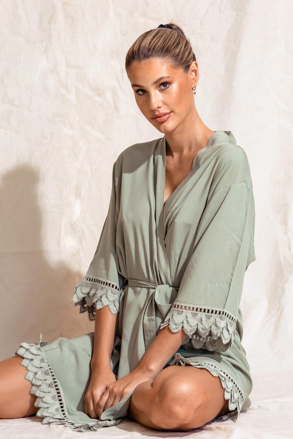 Áva Sage Green Matte Feather Lace Bridesmaid Robe