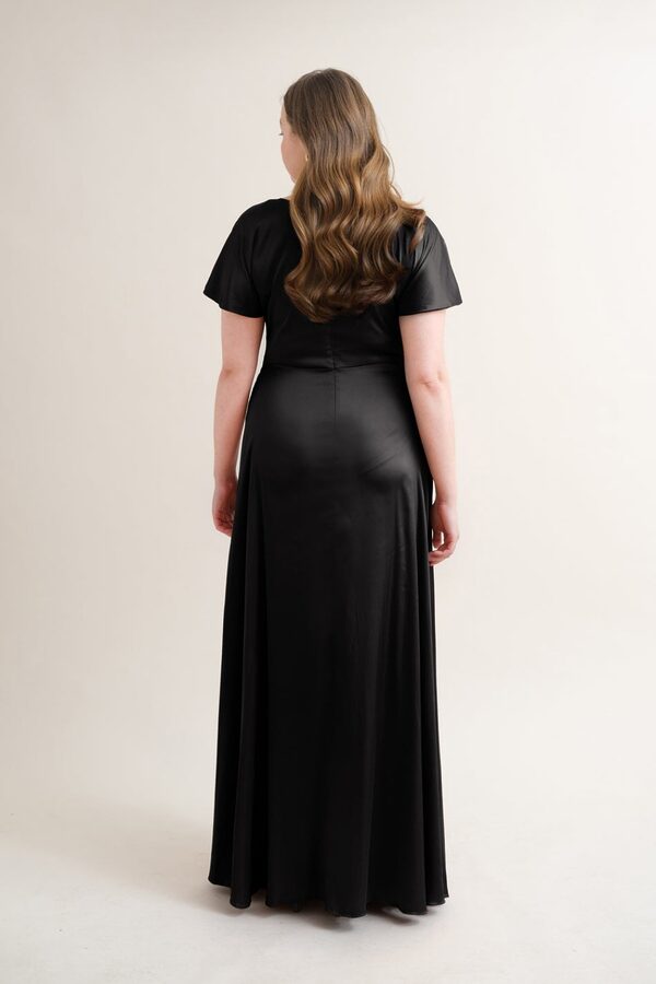 CamillaBlackPinkBridesmaidDressesTH&THPlusSize curvy model wearing Camilla bridesmaid dress in black.
