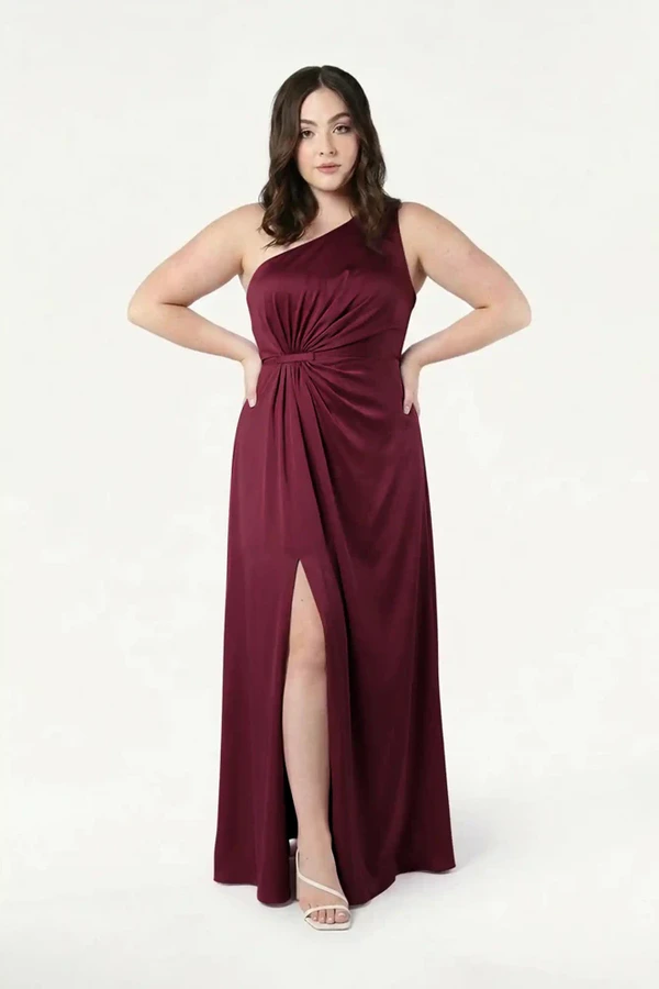 Greta Merlot Curve front Bridesmaid Dress by TH&TH Greta Merlot merlot bridesmaid dress by TH&TH, curve front view